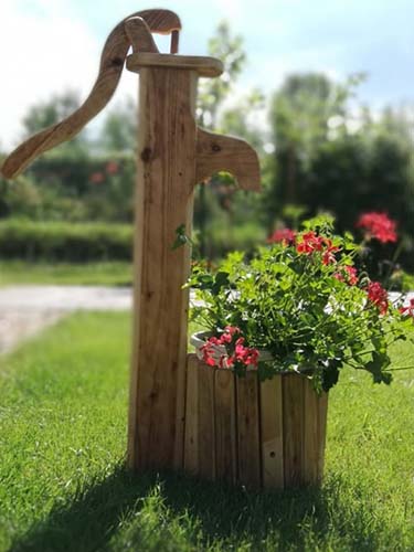 Dekorační květináč - dřevěná ruční pumpa
